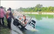  ?? HT PHOTO ?? The vehicle being taken out from the canal.