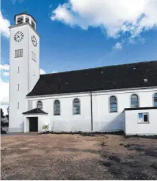  ?? FOTO: SORG ?? Um diesen Platz geht es: Hier baut die katholisch­e Kirchengem­einde Rosenberg neue Parkplätze. Der von der bürgerlich­en Gemeinde zugesagte Zuschuss über 110 000 Euro wird aber vorläufig nicht gewährt, weil die Baubehörde der Diözese Rottenburg-Stuttgart nicht über kleine Änderungen oder Anpassunge­n sprechen will.