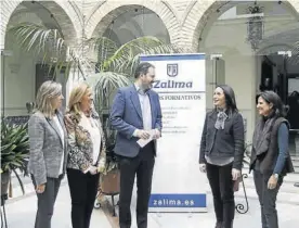  ?? CÓRDOBA ?? Visita de dirigentes del PP al colegio Zalima.