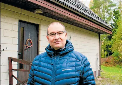  ?? FOTO: JOHANNA LEMSTRÖM ?? EN CHANS. För unga familjer som kanske bor trångt i en hyrestvåa i stan kan bostadsläg­et i Lappvik vara en möjlighet. För under eller litet över 100000 euro får man ett eget hus med många rum, kök och bastu – samt bara några hundra meter till stranden.