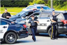  ?? AP ?? Policías vigilaban el área donde se produjo el tiroteo que mató a cuatro personas ayer en Fredericto­n, Nouveau- Brunswick, Canadá.