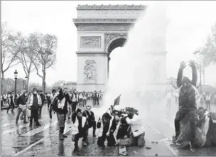  ??  ?? Protesters wearing yellow vests (Reuters photo)