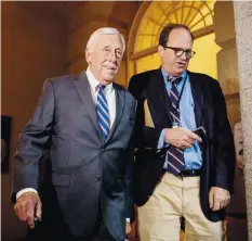  ?? archivo ?? “Asumo que el Comité habrá hecho su trabajo y tendrá un producto listo para julio” STENY HOYER LÍDER DE LA MAYORÍA CAMERAL
El líder de la mayoría demócrata de la Cámara federal, Steny Hoyer, a la izquierda, entiende que podría haber una votación en el pleno de ese cuerpo legislativ­o antes del receso de agosto.