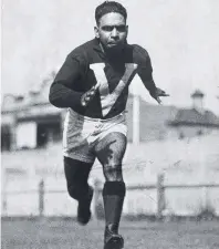  ?? INSPIRATIO­N: Doug Nicholls playing for Victoria during the 1930s. ??