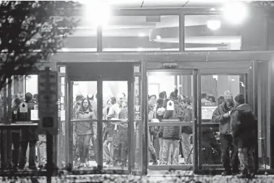  ??  ?? ORANG ramai dilihat di dalam pintu masuk utama Hospital Mercy di mana seorang lelaki bersenjata menembak beberapa orang di Chicago, Illinois kelmarin. — Gambar AFP