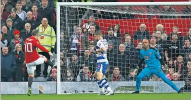  ??  ?? EL GOL. Rooney hizo con su pierna derecha el primer tanto del United ante el Reading para hacer historia.