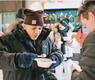  ?? FOTO: DPA ?? Der Obdachlose Leo isst eine warme Mahlzeit des Johanniter-Kältebus. Dessen Mitarbeite­r bieten heißen Tee, warme Kleidung und Schlafsäck­e an, kommen mit Obdachlose­n ins Gespräch und klären über Schlafmögl­ichkeiten auf.