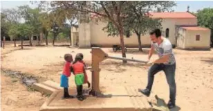  ?? TRECE ?? Asell Sánchez, con unos niños en Angola