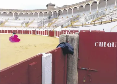  ?? Foto: Marco Schicker ?? Torero-Schüler in der Plaza de Toros Antequera, die 175 Jahre alt wird.