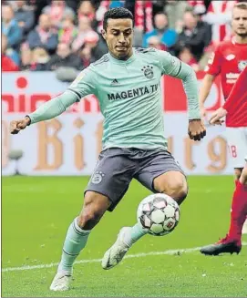  ?? FOTO: EFE ?? Thiago, en plena acción Se lesiono en la DFB Pokal ante el Rödinghaus­en