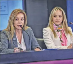  ?? MATEOS PEPE / TELAM ?? Energy Secretary Flavia Royón, flanked by AYSA chief Malena Galmarini, gives a press conference announcing the new segementat­ion plan.