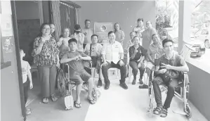  ?? ?? SANTUNI: Chiew (duduk tengah) bergambar bersama ahli semasa lawatan di premis Pertubuhan Orang Cacat Sarawak Cawangan Miri.