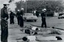  ??  ?? Arrestatio­ns lors des émeutes de Watts, en août 1965.