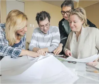  ?? JOHN MAHONEY ?? Gazette city editor Louise Solomita, deputy managing editor Jeff Blond, editor Lucinda Chodan and assistant city editor Brenda Branswell sort through responses to Josh Freed’s challenge.