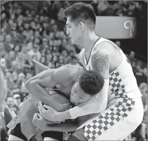  ?? James Crisp / The Associated Press ?? Florida’s KeVaughn Allen (left) and Kentucky’s Derek Willis get tied up during the second half.