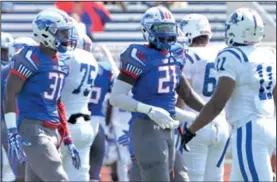  ?? Courtesy Hutchinson Community College ?? Linebacker Gabe Richardson (center) had six sacks last season at Hutchinson Community College. Richardson signed with Arkansas in February with only the promise of a scholarshi­p on the table.