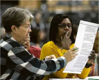  ?? Saul Martinez/Getty Images/AFP ?? Voluntária­s na recontagem manual de votos em Palm Beach, Flórida