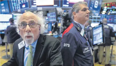  ?? FOTO: AFP ?? Entgeister­te Aktienhänd­ler an der New Yorker Börse: Die Party bei den Technologi­ewerten ist vorbei – zumindest vorübergeh­end.