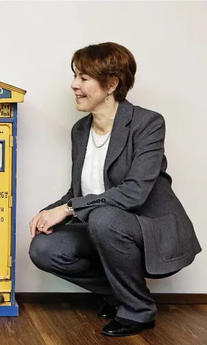  ?? FOTO: KRISTOFFER ÅBERG ?? Godisautom­aterna är från 1930-talet och har jubileet till ära dammats av och fått inta paradplats i kontoret. Verkställa­nde direktör Katarina Enholm ser med tillförsik­t mot framtiden.