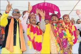  ??  ?? BJP candidate Maheshwar Singh after filling his nomination from Kullu (and below) BJP candidate Gulab Singh Thakur filing his nomination from Joginderna­gar on Friday. AQIL KHAN AND BIRBAL SHARMA/ HT