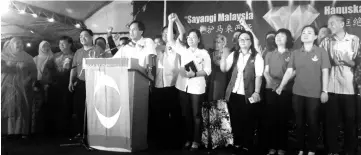  ??  ?? Chua (sixth right) with other Keadilan and Pakatan Harapan leaders on the stage before being walked out from the function.