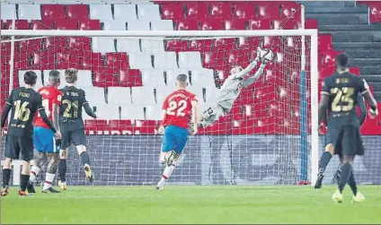  ?? FOTO: GETTY ?? Aarón Escandell Banacloche dejó ayer de ser un portero desconocid­o para la gran mayoría e hizo el partido de su vida ante el Barça