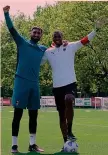  ?? LAPRESSE ?? Che coppia Gigio Donnarumma, 22 anni, con Nelson Dida, 47