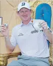  ?? STREETER LECKA GETTY IMAGES ?? Brandt Snedeker poses with the ball and glove that he shot 59 with at the Wyndham Championsh­ip.