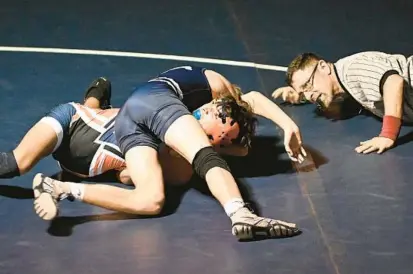  ?? JEFFREY F. BILL/BALTIMORE SUN MEDIA ?? Marriotts Ridge’s Boden Pistori pins Reservoir’s Aaron Aquino.