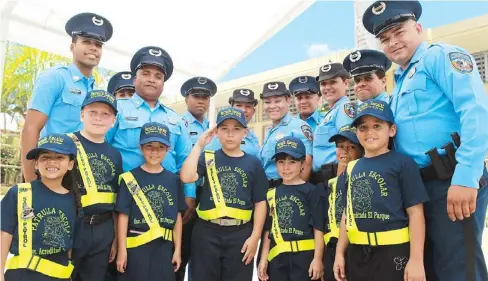  ??  ?? LA PATRULLA Escolar, integrada por 20 niños y niñas, tiene como tarea principal la prevención del acoso y la deserción escolar.