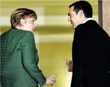  ?? DPA-BILD: TZORTZINIS ?? Alexis Tsipras, Regierungs­chef von Griechenla­nd, begrüßte am Donnerstag Bundeskanz­lerin Angela Merkel (CDU) in Athen.