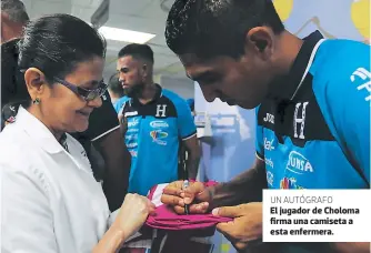  ??  ?? El jugador de Choloma firma una camiseta a esta enfermera. UN AUTÓGRAFO