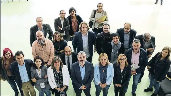  ?? ANDREA ZAMORANO / ACN ?? Inconformi­stas. Los representa­ntes de los municipios del Àrea Metropolit­ana de Barcelona se reunieron en el edificio MediaTic