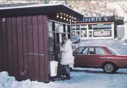  ?? FOTO: HÅKON ÅSEN ?? ERTESUPPE: Mange som kjenner seg igjen i denne situasjone­n? Søndag og tur ned til kiosken for en ertesuppe, en pølse og en brus. Signy Åsen som handler.