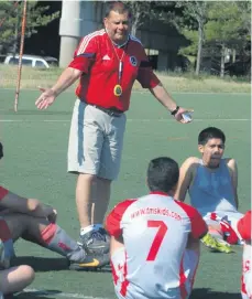  ?? /CORTESÍA PEDRO MENA ?? Rigo Amaya dando una charla técnica a un grupo de jóvenes en Flushing, Queens.