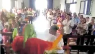  ?? TOMADA DE VIDEO ?? El padre Ospino baila dentro del templo, mientras los feligreses lo observan y aplauden.