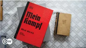  ??  ?? Schwarzer Titel auf rotem Hintergrun­d: die polnische wissenscha­ftliche Ausgabe von Adolf Hitlers Buch "Mein Kampf"