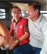  ?? EDI SUDRAJAT/JAWA POS ?? shock TERLIBAT GRATIFIKAS­I: Khoirul Huda (kiri) dibawa ke Lapas Kelas II-A Sidoarjo setelah resmi ditetapkan sebagai tersangka oleh kejari kemarin.