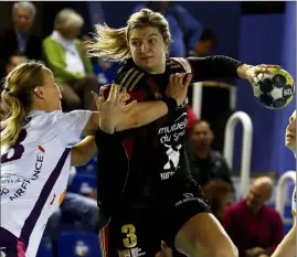  ??  ?? Marie Prudhomme et sa bande devront l’emporter par trois buts d’écart, le  mai à la halle Charles-Ehrmann, pour rester en vie dans la course à la cinquième place. (Photo archives Jean-François Ottonello)