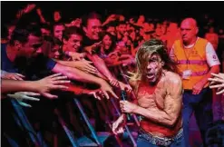  ?? ?? So kennt man Iggy Pop live, immer in wilder Action. Sein Stadtpark-Konzert wird am Montag allerdings bestuhlt sein.