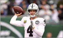  ?? EMILEE CHINN — GETTY IMAGES ?? Raiders quarterbac­k Derek Carr makes a pass during the second half against the Jets at MetLife Stadium on Sunday in East Rutherford, New Jersey.