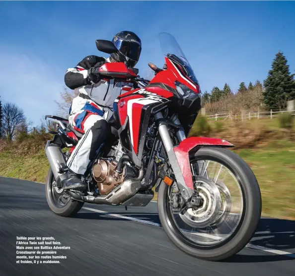  ??  ?? Taillée pour les grands, l’Africa Twin sait tout faire.
Mais avec ses Battlax Adventure Crosstoure­r de première monte, sur les routes humides et froides, il y a maldonne.