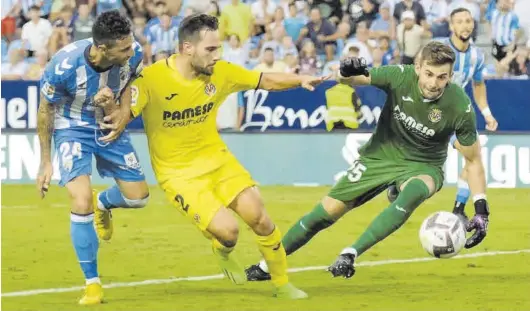  ?? GREGORIO MARRERO / LA OPINIÓN DE MÁLAGA ?? Rubén Castro remata a portería ante la atenta mirada de Migue Leal y del portero Gianni Cassaró en el partido de ayer frente al Málaga en La Rosaleda.