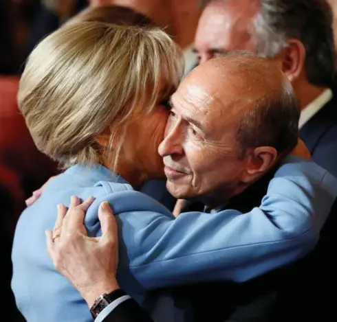  ??  ?? De populaire burgemeest­er van Lyon, Gérard Collomb, kreeg de in tijden van terrorisme heel belangrijk­e portefeuil­le Binnenland­se Zaken. ‘Le vieux Macron’ was een van de eerste PS’ers om zich voluit achter En Marche! te scharen.© rtr