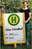  ?? FOTO: PRIVAT ?? Janine Eller mit dem „Friedhof“-Schild, das sie verkaufen will.