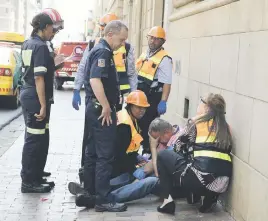  ??  ?? TRAUMATISE­D. Firefighte­rs at the scene of yesterday’s fire in a Gauteng department of health building in Johannesbu­rg.