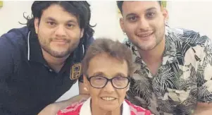  ??  ?? > La festejada con sus nietos Emmanuel y Óscar Castro Meza.