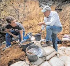  ?? FOTO: MARIJAN MURAT ?? Der Archäologe Nicholas Conard (rechts Bild, rechts; im Grabungsbe­reich der Schelkling­er Höhle)