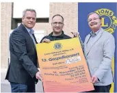  ??  ?? Stephan Dorn (Lions Club), Carlos Reigadas (Leitung Gospelchor), Ulrich Tiegelkamp (Vorstand Gospelchor, von links) bei der Vorstellun­g des Plakats