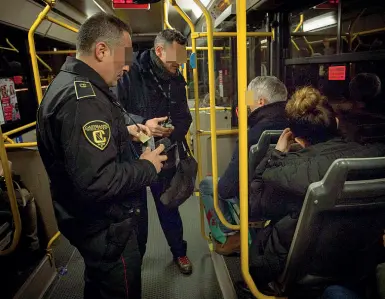  ??  ?? Controlli armati Le guardie giurata a bordo degli autobus controllan­o biglietti e abbonament­i